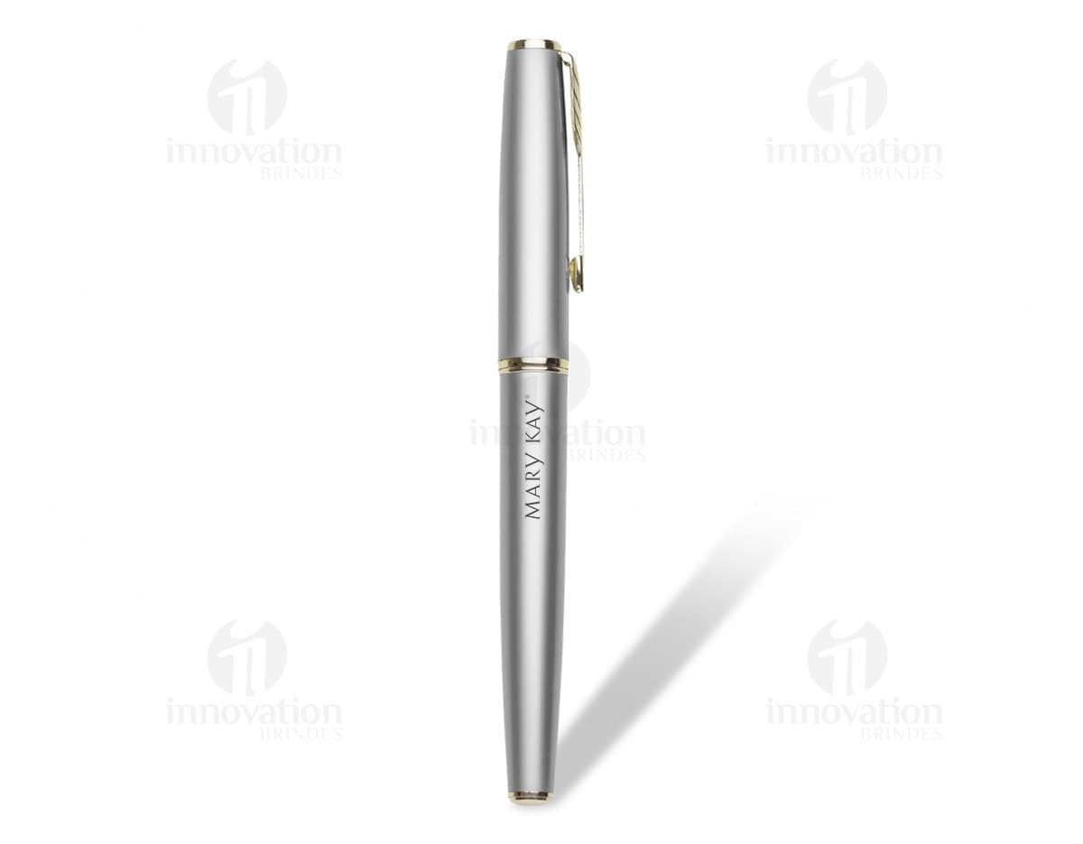 Caneta roller metálica para escrita suave e elegante. Ideal para uso no escritório ou para presentear clientes e colaboradores. Design sofisticado e durável em aço cromado. Adquira já a sua!