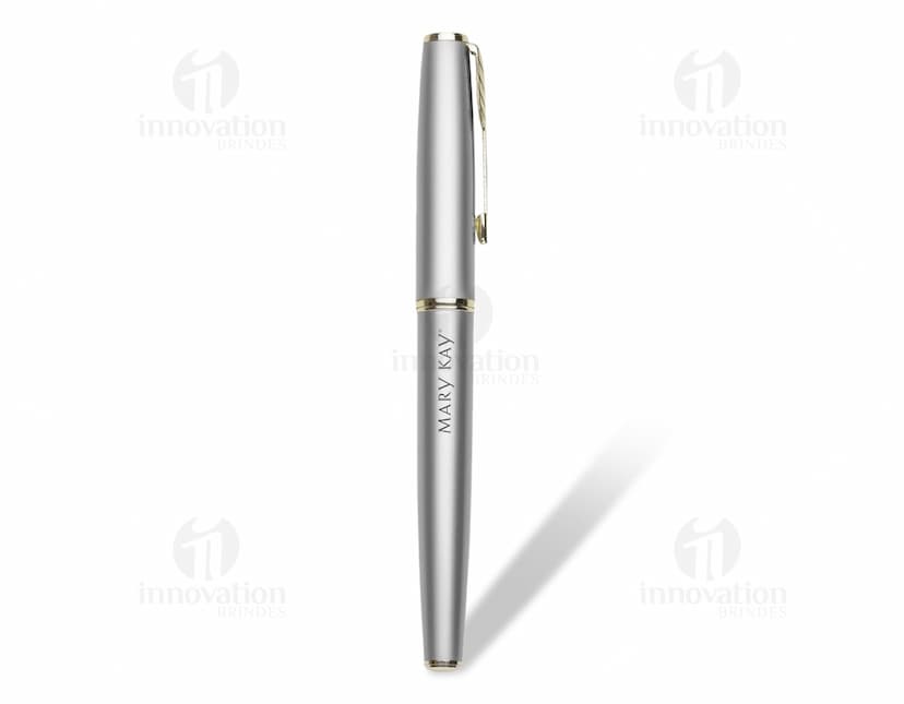 Caneta roller metálica para escrita suave e elegante. Ideal para uso no escritório ou para presentear clientes e colaboradores. Design sofisticado e durável em aço cromado. Adquira já a sua!