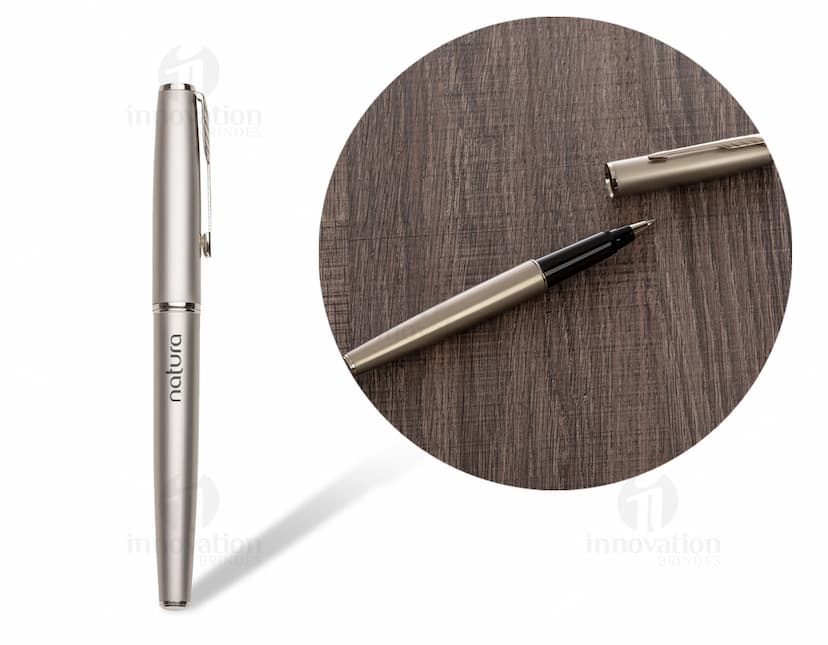 Caneta metal roller de design sofisticado e assinatura cromada. Perfeita para escrita suave e precisa, ideal para uso comercial e educacional. Garanta já a sua!