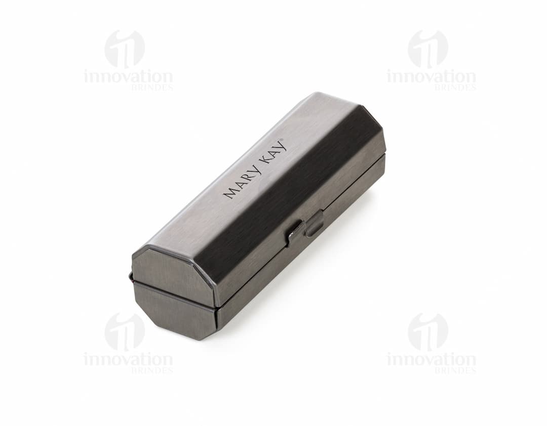 Porta batom metal com espelho - Prático e moderno, este porta batom em metal possui um elegante espelho acoplado. Ideal para o dia a dia no escritório, em casa ou em viagens. Organize seus batons com estilo e praticidade. Nunca foi tão fácil retocar a maquiagem!