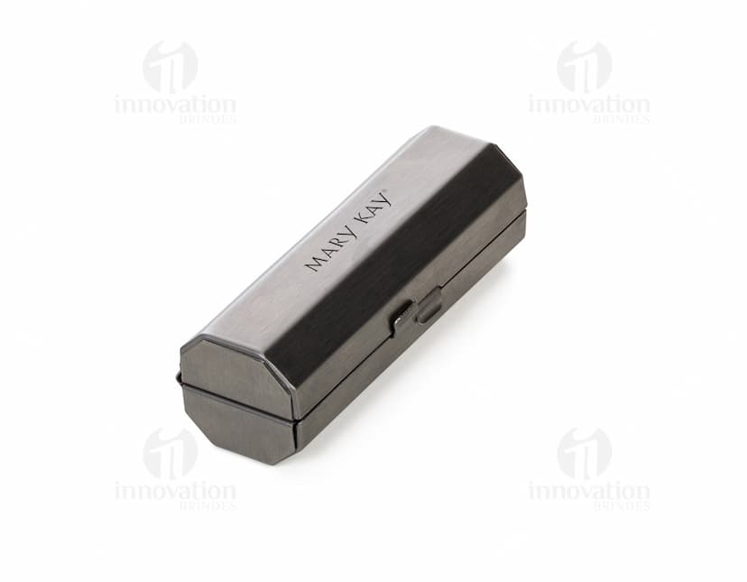 Porta batom metálico com espelho, o acessório perfeito para manter seus batons organizados e sempre à mão. Ideal para o dia a dia no escritório, na faculdade ou em eventos. A praticidade aliada ao design moderno faz desse porta batom uma escolha indispensável. Mantenha-se sempre pronta para arrasar!