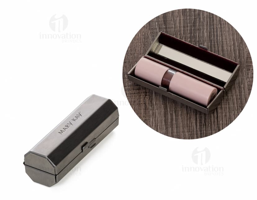 Porta batom metal com espelho - o acessório perfeito para manter seus batons organizados e sempre à mão. Prático, moderno e elegante, ideal para uso no escritório ou em viagens. Adquira já o seu!