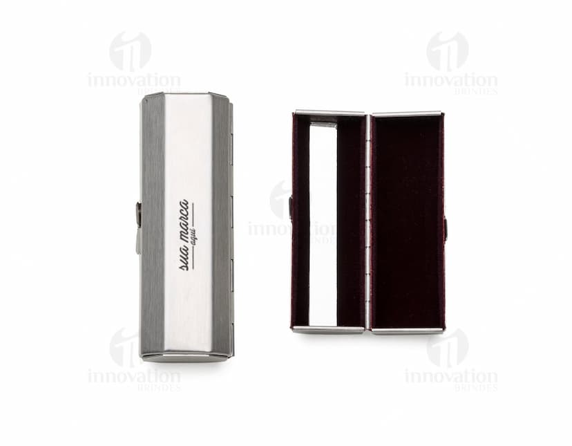 Porta batom metal com espelho - Prático e elegante para levar seus batons favoritos sempre com você. Ideal para manter a organização na bolsa. Acessório moderno e versátil.