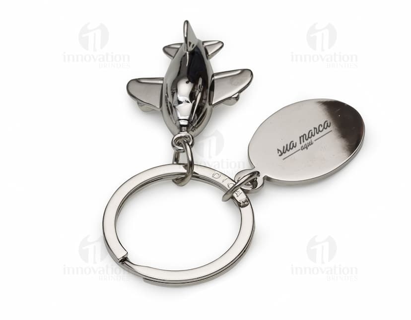 Chaveiro de metal em formato de avião, o acessório perfeito para os amantes de viagens e aventuras. Feito em aço cromado, é um presente único e sofisticado. Com design elegante e brilhante, este chaveiro é um símbolo de segurança e estilo. Ideal para manter suas chaves sempre por perto com muito charme. Adquira já o seu chaveiro metal aviÃo e voe alto!