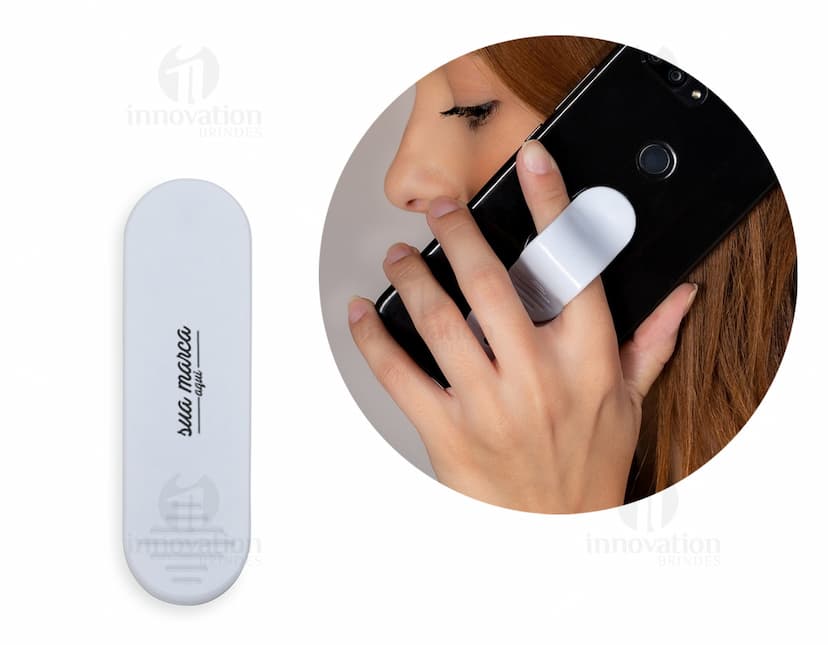 Suporte para celular moderno e prático, ideal para manter seu dispositivo sempre à mão. Com design clean e funcional, este suporte é perfeito para organização de sua mesa de trabalho. Feito em plástico de alta qualidade, possui encaixe perfeito para diversos modelos de smartphones. Adquira já o seu suporte e garanta mais praticidade no seu dia a dia!