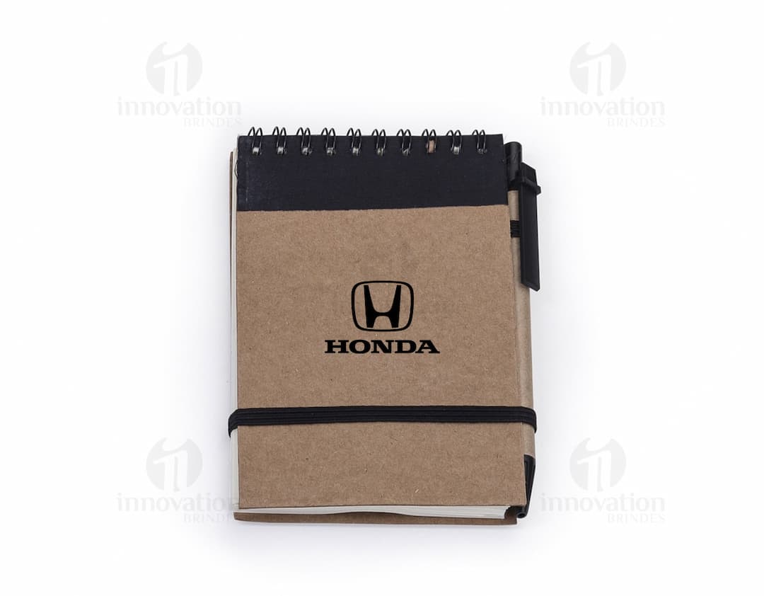 Bloco de anotações com caneta para manter suas ideias sempre organizadas e ao alcance das mãos. Feito com material de couro e papel reciclado, esse item é perfeito para uso casual ou empresarial. Prático, elegante e sustentável. Adquira o seu!