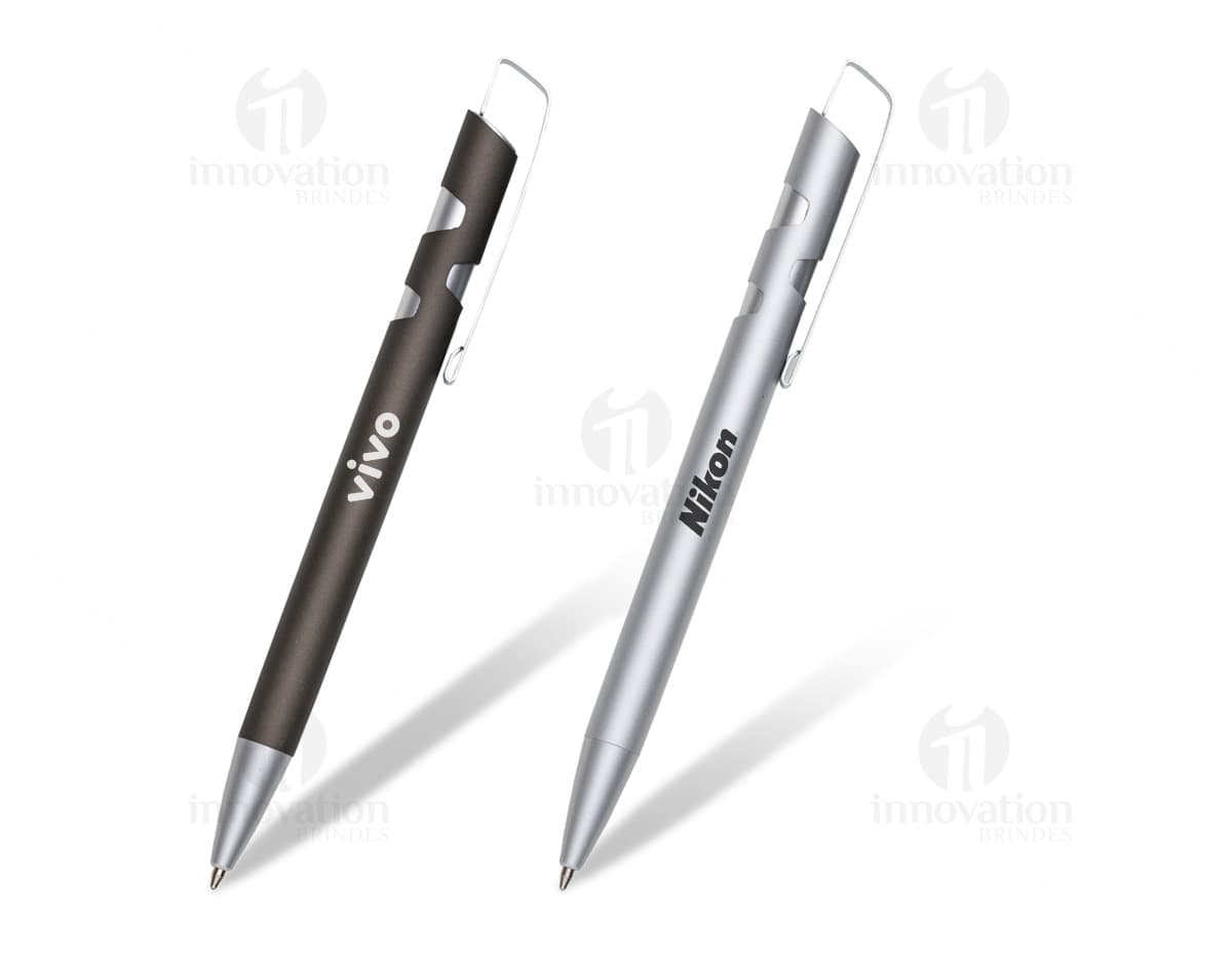Caneta semimetal prateada, ideal para escrita em papel. Perfeita para uso no escritório, na escola ou em casa. Durável e com design clássico, essa caneta é o acessório perfeito para garantir o seu sucesso em todas as suas tarefas. Adquira já a sua!