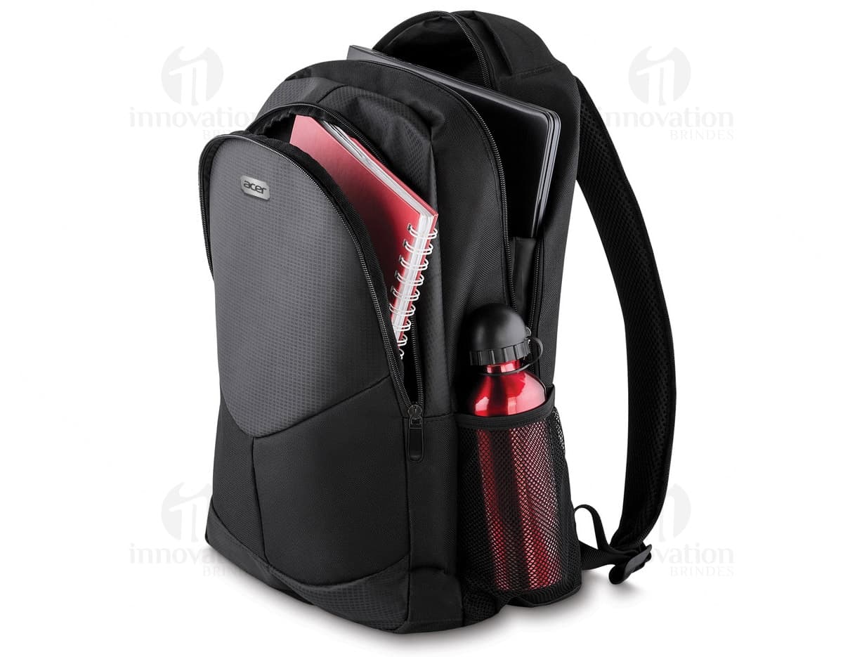 Mochila para notebook em couro sintético preto, ideal para quem busca praticidade e estilo. Perfeita para o dia a dia no trabalho ou na faculdade. Possui alças ajustáveis, bolso para laptop e compartimentos internos. Moderna e elegante, essa mochila é o acessório perfeito para quem deseja se destacar no mundo dos negócios. Leve, resistente e com design sofisticado, é a escolha ideal para quem não abre mão do conforto. Adquira já a sua!