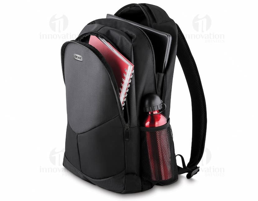 Mochila para notebook em couro sintético preto, ideal para quem busca praticidade e estilo. Perfeita para o dia a dia no trabalho ou na faculdade. Possui alças ajustáveis, bolso para laptop e compartimentos internos. Moderna e elegante, essa mochila é o acessório perfeito para quem deseja se destacar no mundo dos negócios. Leve, resistente e com design sofisticado, é a escolha ideal para quem não abre mão do conforto. Adquira já a sua!