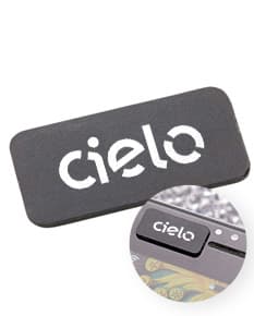 Protetor para câmera com design ergonômico e resistente, na cor preta, utilizado para proteger a lente da câmera contra arranhões e poeira.