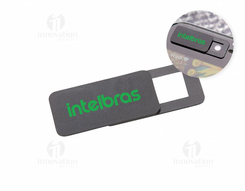 Protetor para câmera com design ergonômico e resistente, na cor preta, utilizado para proteger a lente da câmera contra arranhões e poeira.