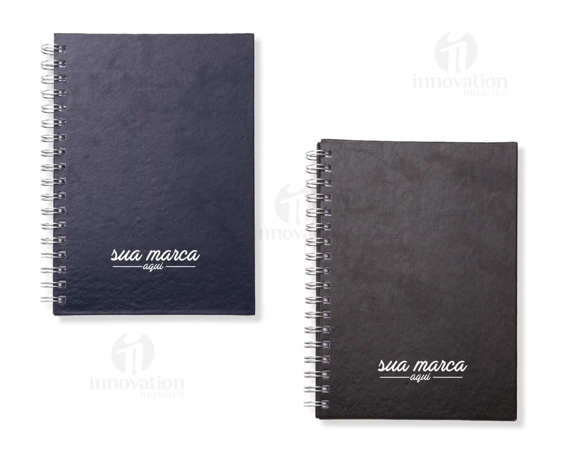 Caderno de Couro Sintético: ideal para anotações no trabalho, estudos e reuniões. Seu design luxuoso e elegante traz um toque de sofisticação ao seu dia a dia. Feito com material de alta qualidade, possui páginas em branco perfeitas para suas anotações. Garanta já o seu!
