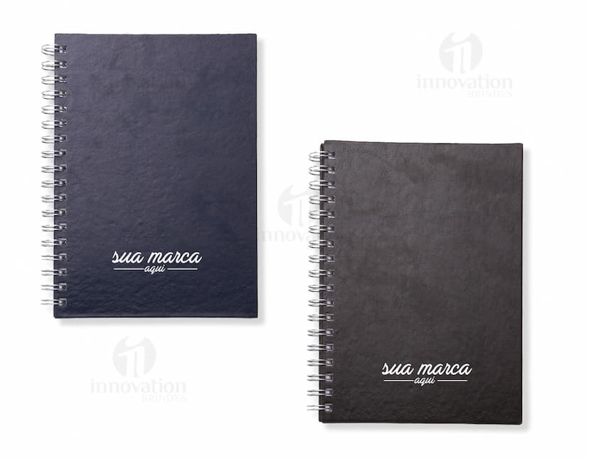 Caderno de Couro Sintético: ideal para anotações no trabalho, estudos e reuniões. Seu design luxuoso e elegante traz um toque de sofisticação ao seu dia a dia. Feito com material de alta qualidade, possui páginas em branco perfeitas para suas anotações. Garanta já o seu!