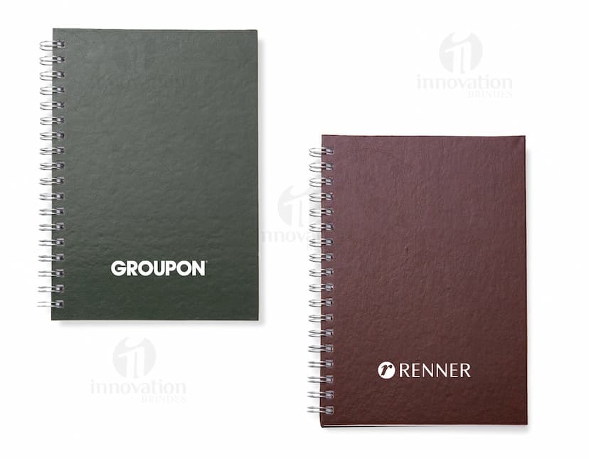 Caderno de couro sintético de alta qualidade, ideal para anotações e organização. Design retro e luxuoso, perfeito para ambiente de negócios ou estudos. Seu acabamento em couro sintético traz sofisticação e durabilidade. Mantenha-se organizado com este elegante caderno de escrita.