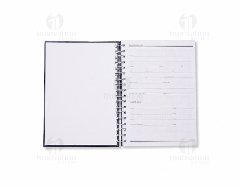 Caderno de couro sintético perfeito para o seu dia a dia! Ideal para anotações, estudos e reuniões de negócios. Seu design retro e luxuoso, aliado à sua simplicidade e robustez, tornam o caderno um item indispensável para quem busca organização e estilo. Garanta já o seu!