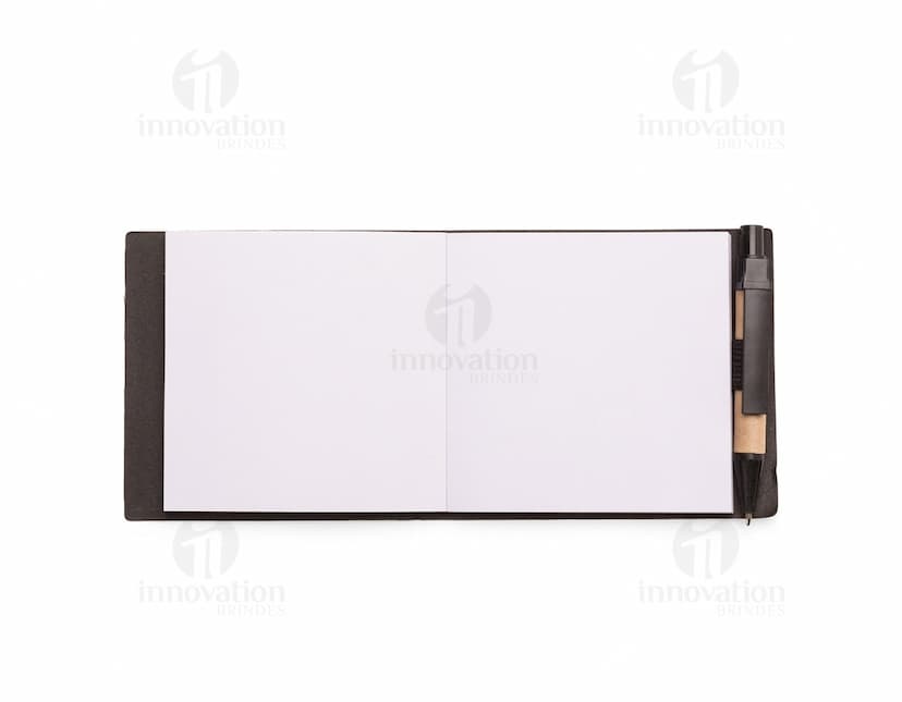 Bloco de anotações em couro para manter seu dia organizado e produtivo. Ideal para reuniões de negócios, estudos ou simplesmente para fazer suas anotações diárias. Mantenha-se sempre preparado e no controle com este elegante bloco de notas.