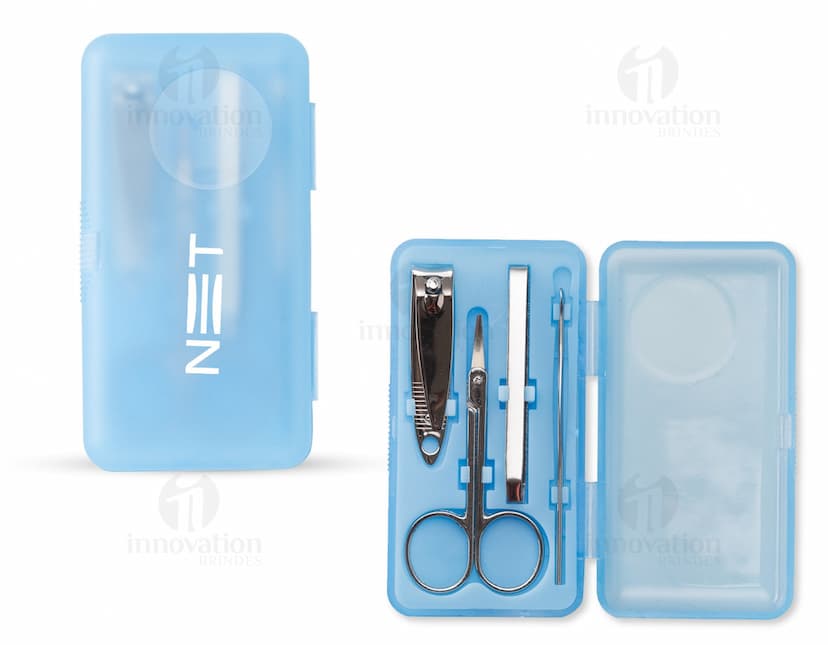 Kit de manicure 4 peças para unhas impecáveis sempre à mão! Este conjunto prático e compacto contém tudo o que você precisa para manter suas unhas perfeitas. Com um estojo de plástico resistente e isolado, este kit de manicure inclui equipamentos de última tecnologia, como alicates, cortador de unhas, pinça e espátula. Com design moderno e controle de qualidade garantido, este kit é o companheiro ideal para viagens ou para ter em sua mesa de trabalho. Mantenha suas unhas sempre bonitas com este kit de manicure prático e versátil!