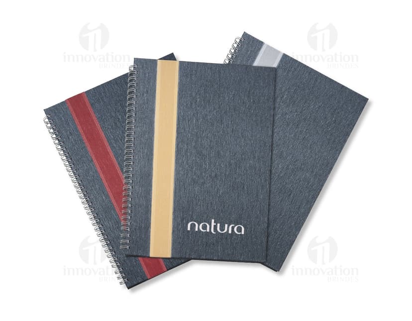 Caderno de negócios de luxo em couro, perfeito para os profissionais mais exigentes. Design fashion e elegante, ideal para reuniões e escrita requintada. Adquira já o seu e destaque-se no mundo dos negócios.