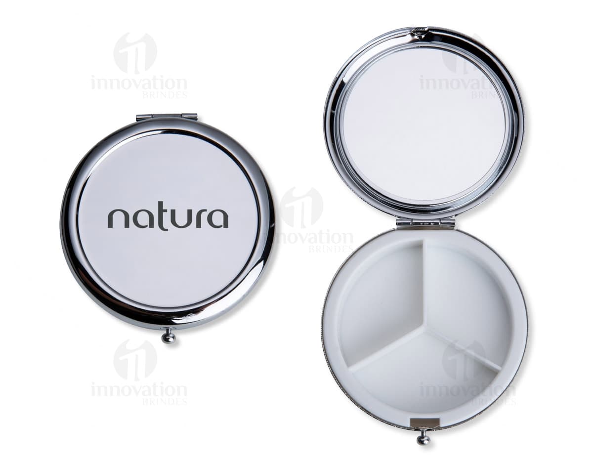 Porta comprimidos redondo com design moderno para desktop. Ideal para manter seus medicamentos organizados no dia a dia. Prático e elegante, com um espaço em branco para personalização. Adquira já o seu!
