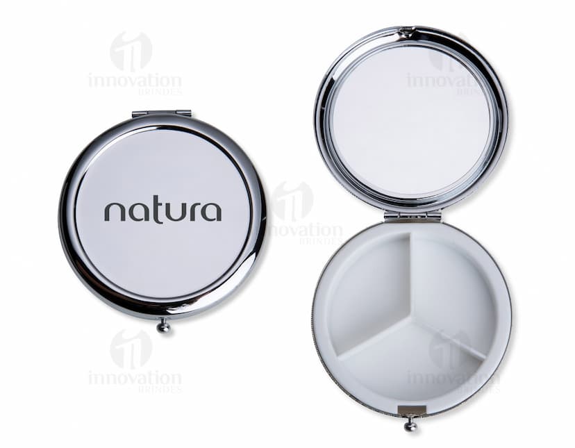 Porta comprimidos redondo com design moderno para desktop. Ideal para manter seus medicamentos organizados no dia a dia. Prático e elegante, com um espaço em branco para personalização. Adquira já o seu!