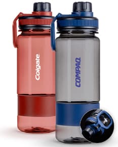 Squeeze plástico de 700 ml - Com design moderno e prático, este squeeze é perfeito para acompanhar sua rotina de saúde e bem-estar. Feito de material resistente, ideal para armazenar líquidos, seja água, sucos ou shakes. Leve, compacto e fácil de limpar, é o companheiro ideal para suas atividades físicas! Garanta já o seu! #squeezeplastico #saúde #praticidade #brindepersonalizado