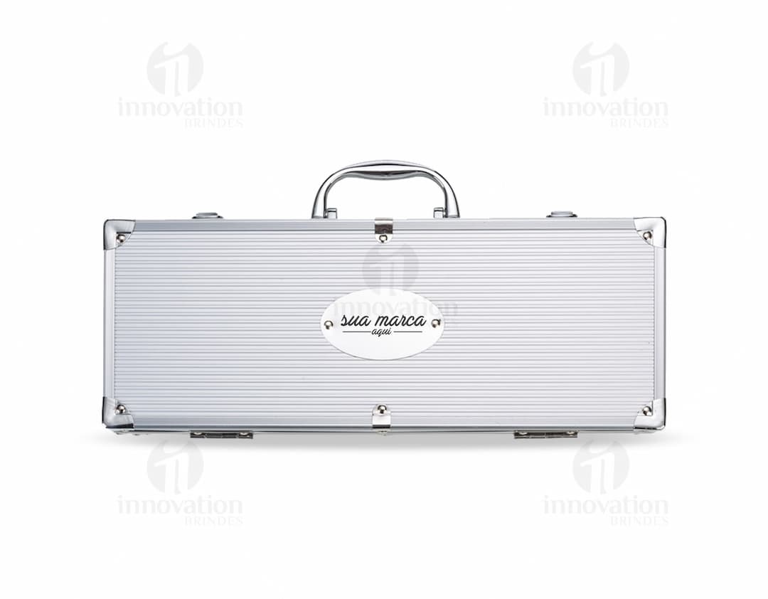 Imagem de um elegante kit churrasco de 18 peças, com maleta de couro retro e fecho cromado. Ideal para viagens e passeios, com utensílios de segurança em alumínio e aço. Garanta já o seu!