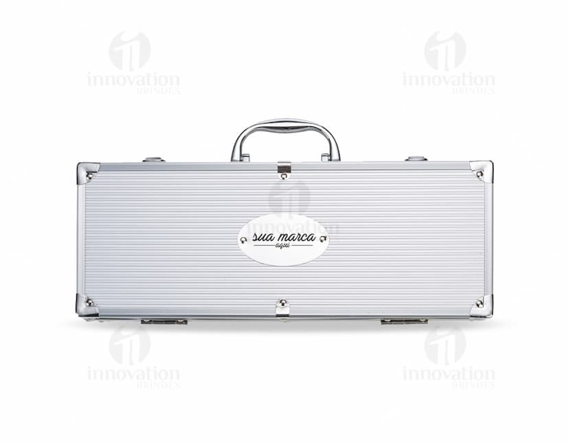 Conheça o Kit Churrasco 18 Peças, o companheiro ideal para suas viagens e passeios. Com maleta de alumínio cromado e fecho seguro, garante praticidade e segurança. Leve e resistente, é perfeito para seus momentos de lazer. Aproveite!