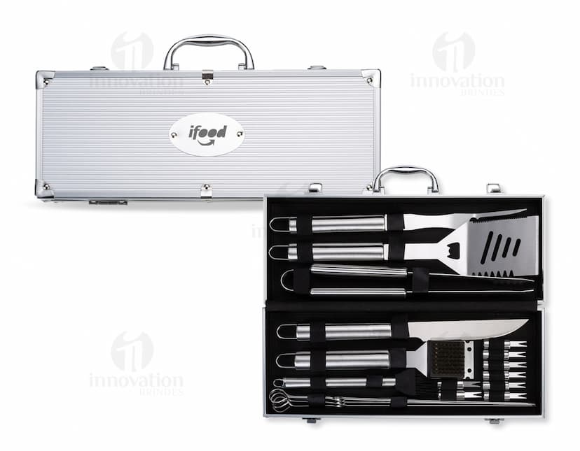 Kit churrasco 18 peças: tudo o que você precisa para um churrasco de sucesso! Confeccionado em couro genuíno e alumínio cromado, este conjunto inclui maleta com fechadura para garantir a segurança dos seus utensílios. Ideal para viagens e momentos de lazer, este kit é um verdadeiro must-have para os amantes do churrasco. Garanta já o seu e aproveite momentos inesquecíveis com estilo e praticidade!