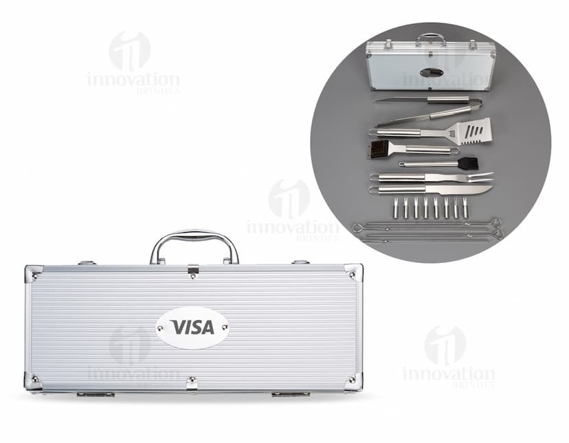 Kit Churrasco 18 Peças: Desfrute de momentos incríveis com este completo conjunto de acessórios para churrasco. Feito com materiais de alta qualidade, como aço e alumínio cromado, proporcionando segurança e durabilidade. Ideal para viagens, este kit compacto e prático inclui maleta com cadeado para manter seus utensílios sempre protegidos. Leve, resistente e elegante, é perfeito para suas aventuras gastronômicas ao ar livre. Aproveite ao máximo cada momento com o Kit Churrasco 18 Peças.