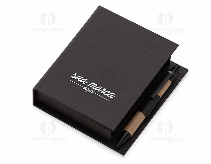 Bloco de Anotações de Couro Isolado - Perfeito para quem busca organização e praticidade. Ideal para reuniões de negócios, estudos ou como seu companheiro de viagem. Feito de couro legítimo, possui páginas em branco para estimular a sua criatividade. Adquira já o seu!