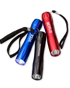 lanterna de metal prateada isolada, perfeita para iluminar seu dia a dia no escritório ou em casa. Um acessório de alta qualidade que garante praticidade e uma luz brilhante onde quer que você esteja. Adquira já a sua e tenha sempre à mão uma fonte de luz confiável e durável.intColores: prata, preto, azul e vermelho. Garanta já a sua lanterna de metal e tenha mais segurança e praticidade no seu dia a dia!