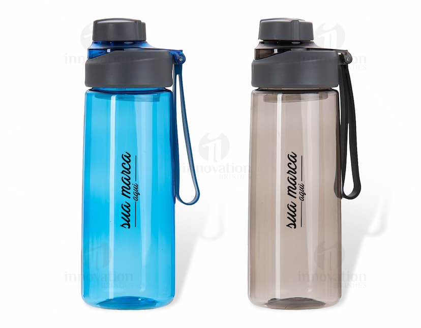 Squeeze Plástico 700ml - Ideal para manter-se hidratado ao longo do dia. Feito em plástico resistente e de alta qualidade, este squeeze é perfeito para levar aonde quer que vá. Com capacidade de 700ml, é perfeito para armazenar água, sucos e outras bebidas. Leve, prático e fácil de limpar, é o companheiro perfeito para suas atividades diárias. Adquira já o seu e mantenha-se sempre hidratado!