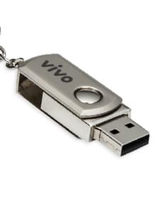 Dispositivo giratório de 4GB em forma de pen drive, feito de metal prateado e com um mecanismo de fecho seguro. Ideal para armazenar e transportar dados com segurança, garantindo acesso rápido e fácil. Pode ser utilizado como acessório de moda de luxo, com seu design elegante e compacto.