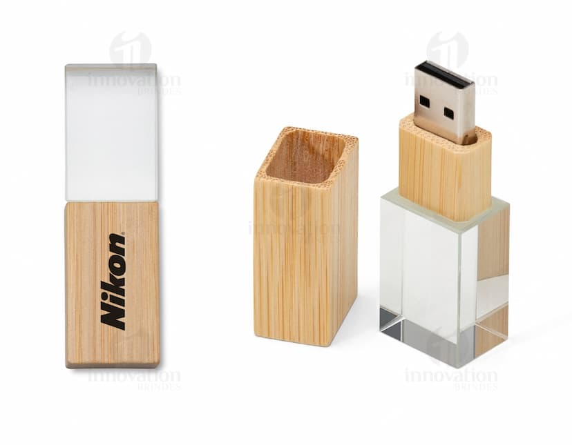 Pen Drive Cristal Bambu 4GB - Armazene seus arquivos de forma elegante e sustentável com este pen drive de cristal e bambu. Ideal para presentear clientes e colaboradores. Adquira já o seu!