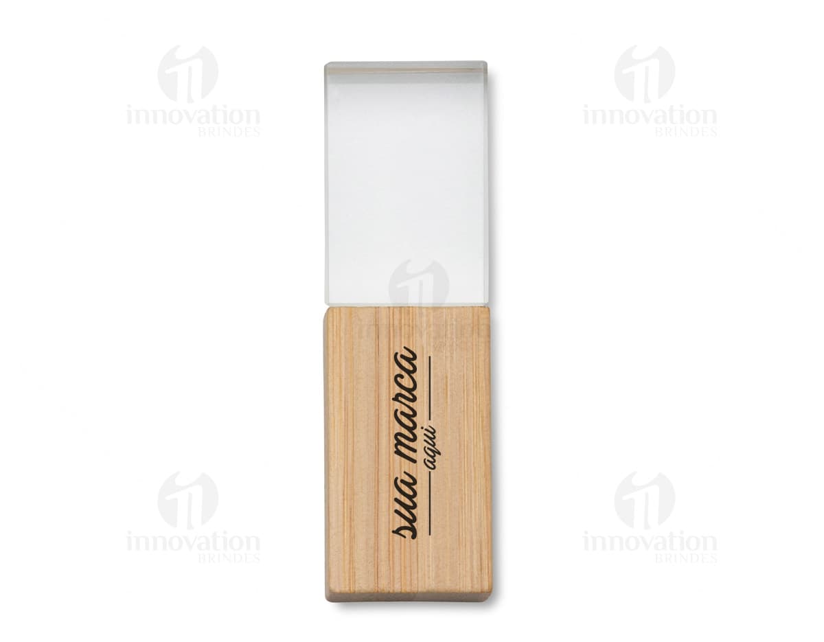 Pen Drive Cristal Bambu 8GB - Armazene seus arquivos com elegância e praticidade. Este belo pen drive de 8GB possui design em bambu e cristal, proporcionando um toque de sofisticação ao seu dia a dia. Ideal para presentear ou personalizar com sua marca. Aproveite!