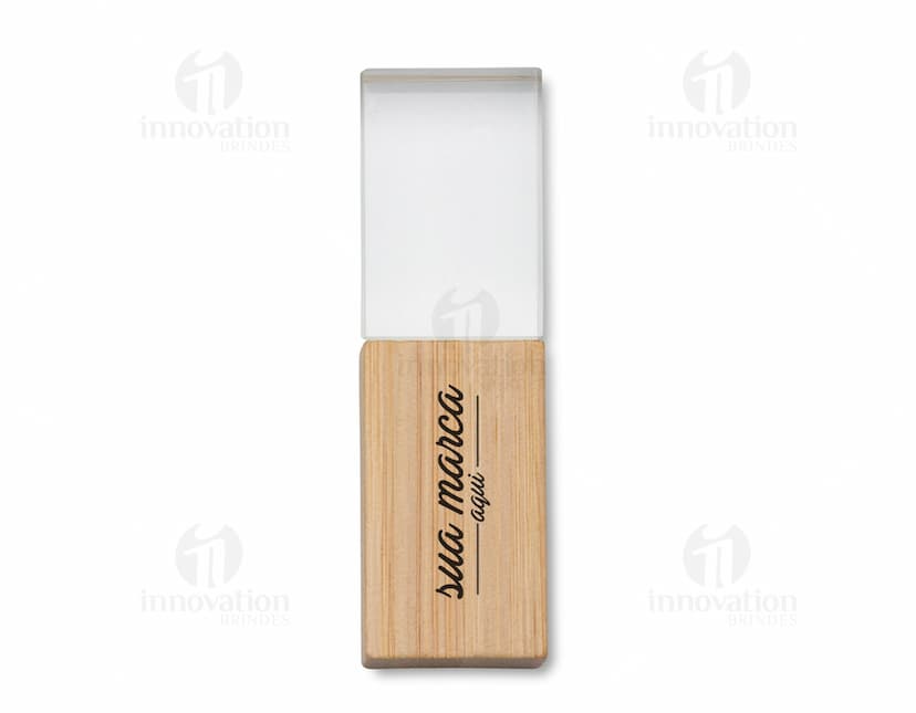 Pen Drive Cristal Bambu 8GB - Armazene seus arquivos com elegância e praticidade. Este belo pen drive de 8GB possui design em bambu e cristal, proporcionando um toque de sofisticação ao seu dia a dia. Ideal para presentear ou personalizar com sua marca. Aproveite!