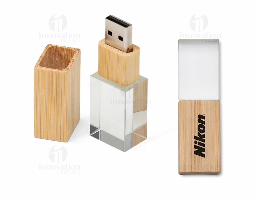 Pen Drive Cristal Bambu 8GB - O brinde ideal para sua empresa! Com design clean e sofisticado, este pen drive é feito de bambu e cristal, perfeito para personalização com o logo da sua marca. Ideal para presentear clientes e colaboradores. Garanta já o seu!
