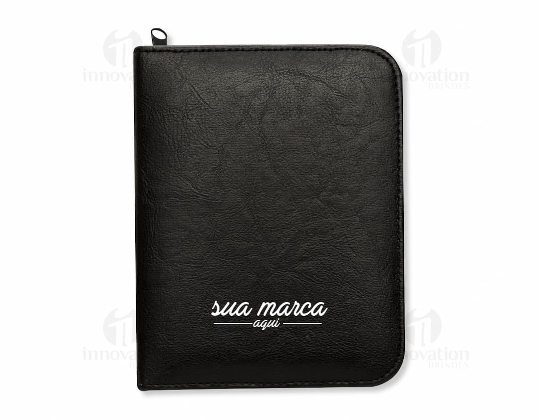 Kit masculino de 12 peças em couro de luxo. Perfeito para quem busca elegância e praticidade. Acompanha bolsa, pasta, carteira e muito mais. Ideal para reuniões de negócios ou uso diário. Garanta já o seu conjunto completo de acessórios masculinos em couro.