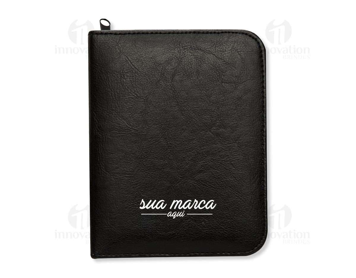 Kit masculino de luxo com 12 peças em couro. Ideal para o homem de negócios moderno que preza pela elegância e praticidade. Inclui pasta, carteira, porta-documentos e muito mais. Completo e sofisticado, este conjunto é perfeito para o dia a dia no escritório. Adquira já e eleve o seu estilo corporativo a um novo patamar.