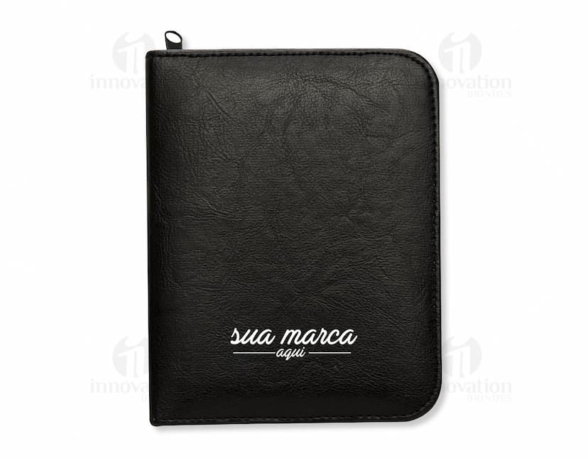Kit masculino de luxo com 12 peças em couro. Ideal para o homem de negócios moderno que preza pela elegância e praticidade. Inclui pasta, carteira, porta-documentos e muito mais. Completo e sofisticado, este conjunto é perfeito para o dia a dia no escritório. Adquira já e eleve o seu estilo corporativo a um novo patamar.