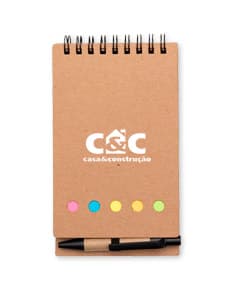 Bloco de anotações com caneta, perfeito para manter suas ideias sempre à mão! Feito com papel reciclado, possui capa de papelão resistente e pode ser facilmente guardado em sua bolsa ou mochila. Ideal para fazer pedidos, anotações, lembretes e muito mais. Adquira já o seu e mantenha-se sempre organizado!