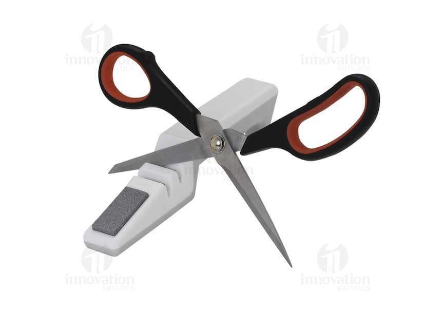 Secador de mãos em metal prateado com cabo preto, conexão de parafuso, botão de energia único e alça de construção.