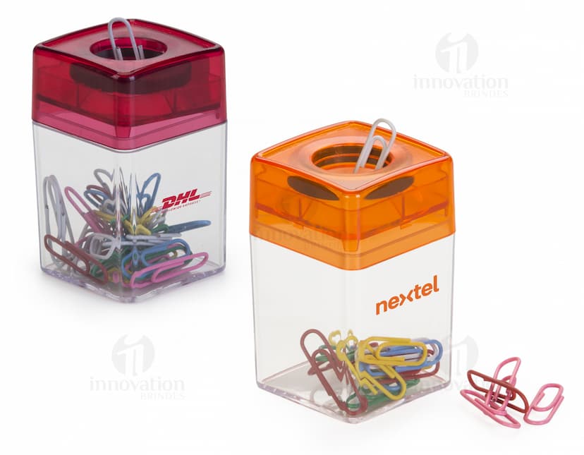 Porta clips de metal prateado, perfeito para manter seus clipes organizados no escritório. Design elegante e funcional, ideal para o seu ambiente de trabalho. Mantenha seus documentos sempre em ordem com este prático porta clips.