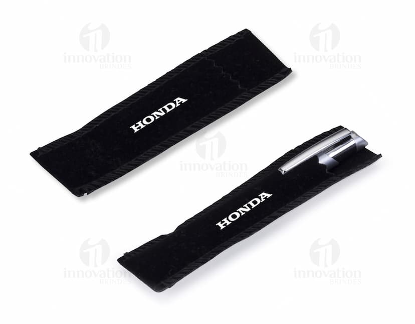 Mini caneta com veludo para adicionar um toque de luxo ao seu escritório. Ideal para identificar sua marca com estilo e elegância. Perfeito para presentear ou personalizar. Adquira já o seu!