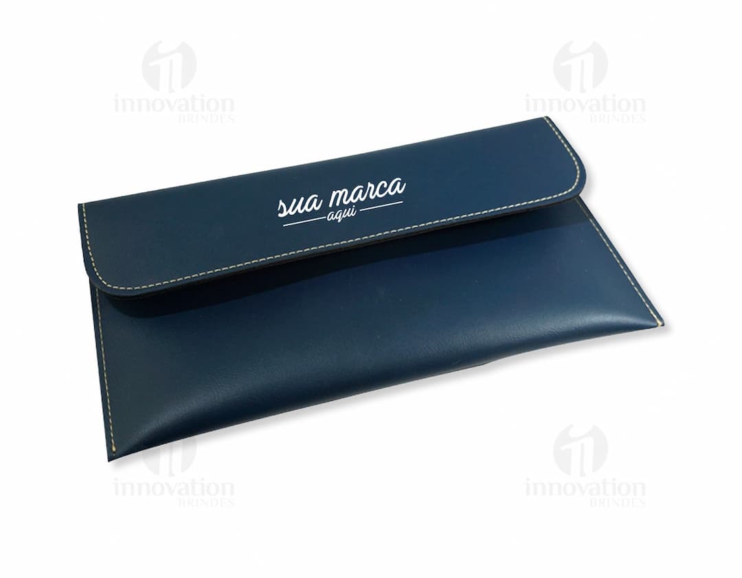 Pasta envelope de couro marrom para escritório e negócios. Ideal para armazenar dinheiro, cartões e documentos. Design elegante e funcional. Compre já! Encomende sua pasta envelope de couro para escritório e negócios.