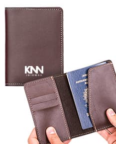 Porta passaporte em couro marrom, aberto com vários compartimentos para notas, cartão e dinheiro. Design moderno e elegante, ideal para viagens e organização de documentos.