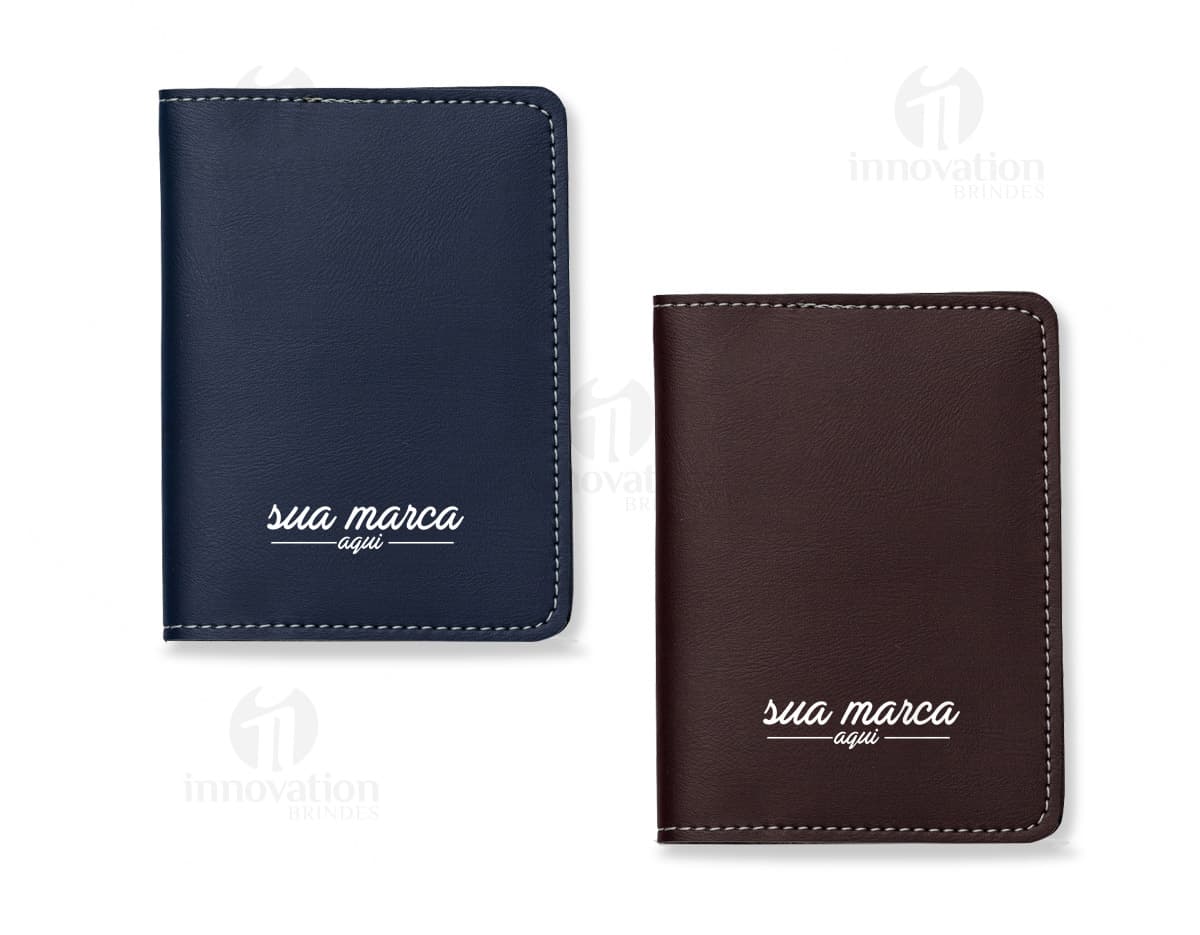 Porta Passaporte de Couro de Luxo Isolado para Viagens de Negócios e Aventuras. Mantenha seu passaporte seguro e organizado com este acessório fashion e prático. Perfeito para quem busca estilo e funcionalidade em um único item. Compre já o seu!