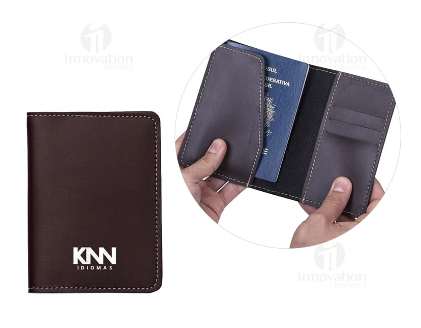 Porta passaporte em couro de luxo para sua viagem de negócios ou lazer. Prático, elegante e resistente, este acessório é essencial para guardar seu passaporte com segurança. Ideal para quem busca sofisticação em cada detalhe. Adquira já o seu!