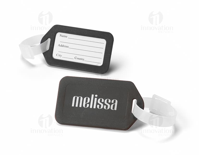 Identificador de bagagens para viagens com muito estilo e praticidade. Nunca mais perca sua mala na esteira do aeroporto com esse acessório essencial. Ideal para quem busca segurança e organização durante seus passeios. Adquira já o seu e viaje com tranquilidade!
