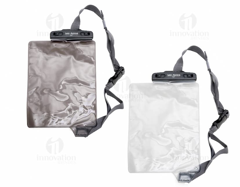 Capa À prova d’Água - Proteção garantida para seus pertences! Com essa capa resistente, você pode manter seus itens secos e seguros, seja em viagens, na praia ou no dia a dia. Feita com material de alta qualidade, é ideal para proteger sua bagagem, documentos e eletrônicos. Adquira já a sua e tenha mais tranquilidade em suas aventuras. Aproveite!